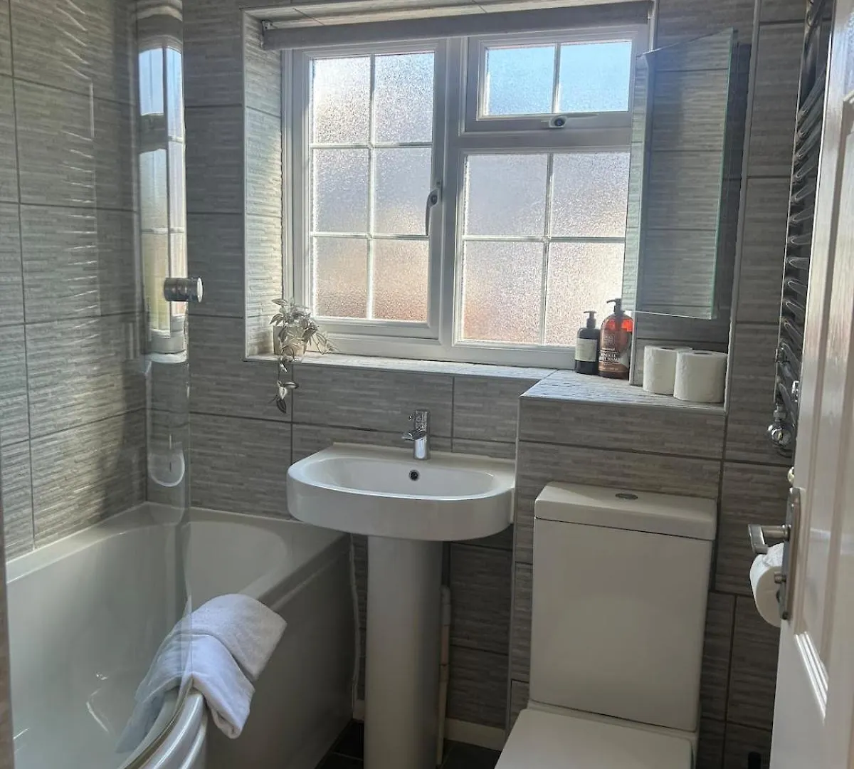 The Canal House Summer Getaway City Centre Cardiff Bay With Parking