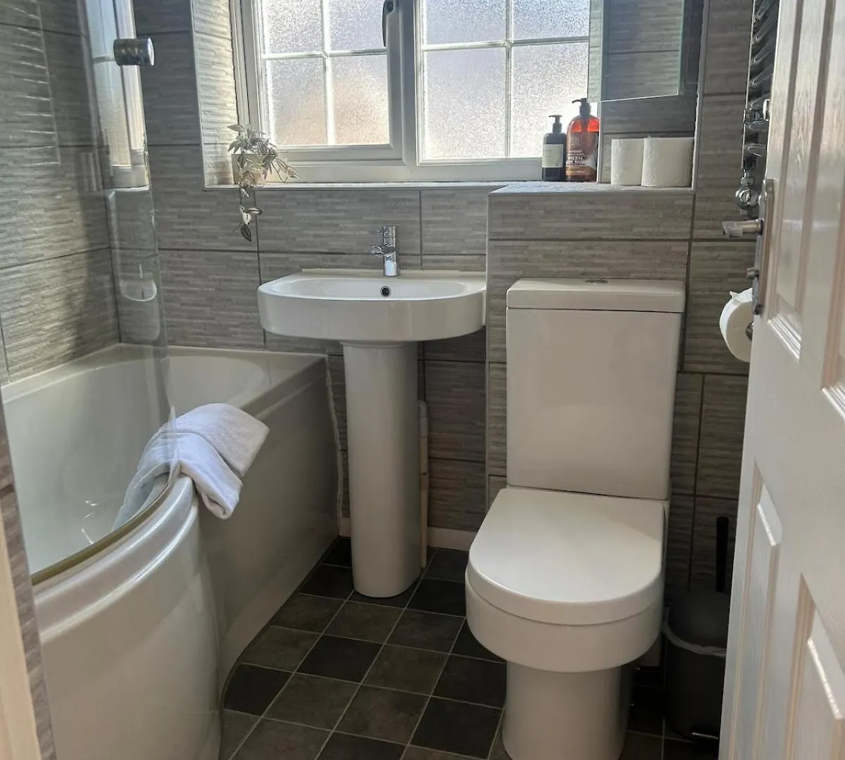 The Canal House Summer Getaway City Centre Cardiff Bay With Parking 0*,