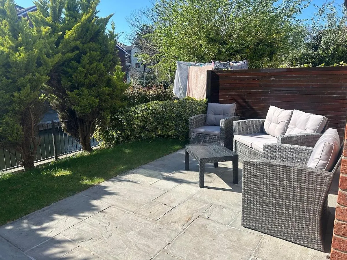 The Canal House Summer Getaway City Centre Cardiff Bay With Parking 0*,  영국